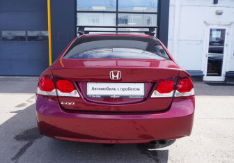 Подержанный автомобиль Honda Civic Sedan 2011 года (6 фото)
