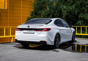 Подержанный автомобиль Toyota Camry Sedan 2025 года (5 фото)