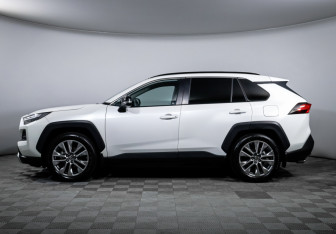 Подержанный автомобиль Toyota RAV4 2024 года (8 фото)