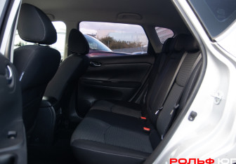 Подержанный автомобиль Nissan Tiida Hatchback 2015 года (8 фото)