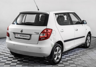 Подержанный автомобиль Skoda Fabia Hatchback 2010 года (5 фото)