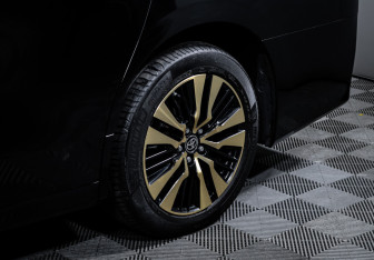 Подержанный автомобиль Toyota Alphard 2021 года (14 фото)
