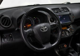 Подержанный автомобиль Toyota RAV4 2011 года (8 фото)