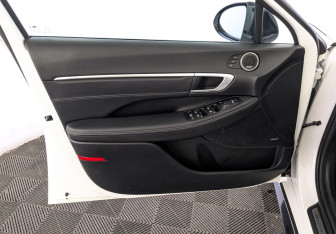 Подержанный автомобиль Hyundai Sonata 2022 года (19 фото)