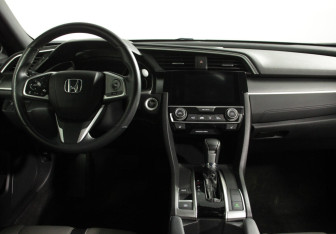 Подержанный автомобиль Honda Civic Coupe 2017 года (7 фото)