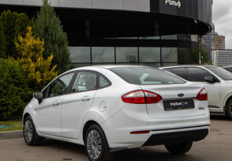 Подержанный автомобиль Ford Fiesta Sedan 2016 года (5 фото)