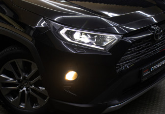 Подержанный автомобиль Toyota RAV4 2021 года (17 фото)