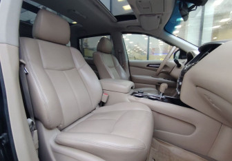 Подержанный автомобиль Nissan Pathfinder 2016 года (10 фото)