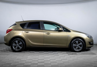 Подержанный автомобиль Opel Astra Hatchback 2013 года (4 фото)