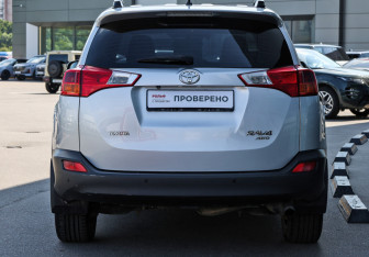 Подержанный автомобиль Toyota RAV4 2014 года (6 фото)