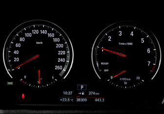 Подержанный автомобиль BMW X1 2018 года (11 фото)