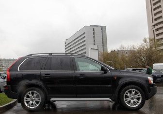 Подержанный автомобиль Volvo XC90 2005 года (3 фото)