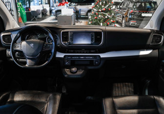 Подержанный автомобиль Peugeot Traveller 2018 года (14 фото)