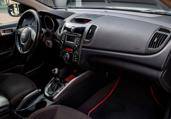 Подержанный автомобиль Kia Cerato Coupe 2011 года (7 фото)