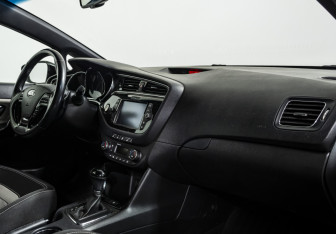 Подержанный автомобиль Kia Ceed Hatchback 2017 года (11 фото)