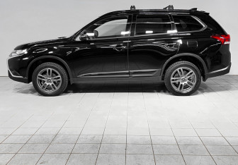 Подержанный автомобиль Mitsubishi Outlander 2021 года (8 фото)