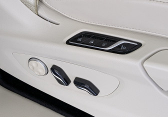 Подержанный автомобиль Voyah Dream 2023 года (15 фото)