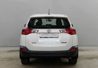 Подержанный автомобиль Toyota RAV4 2015 года (6 фото)