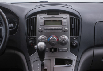 Подержанный автомобиль Hyundai H-1 2015 года (13 фото)