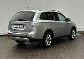 Подержанный автомобиль Mitsubishi Outlander 2014 года (5 фото)
