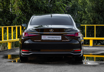 Подержанный автомобиль Lexus ES 2019 года (5 фото)