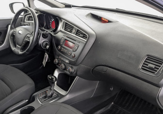 Подержанный автомобиль Kia Ceed Wagon 2018 года (13 фото)