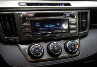 Подержанный автомобиль Toyota RAV4 2015 года (18 фото)