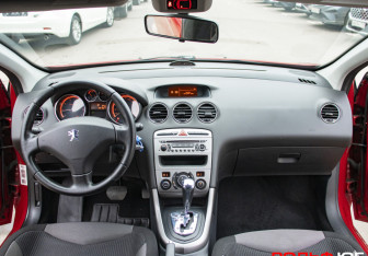 Подержанный автомобиль Peugeot 308 Hatchback 2009 года (12 фото)