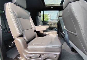 Подержанный автомобиль GMC Yukon 2023 года (13 фото)