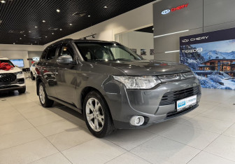 Подержанный автомобиль Mitsubishi Outlander 2013 года (3 фото)
