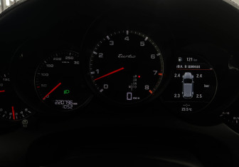 Подержанный автомобиль Porsche Cayenne 2012 года (11 фото)
