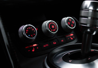 Подержанный автомобиль Audi R8 Coupe 2011 года (18 фото)