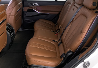 Подержанный автомобиль BMW X7 2023 года (18 фото)