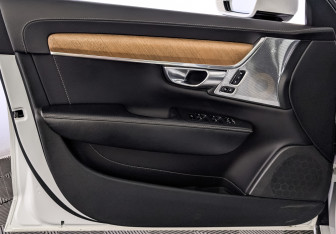 Подержанный автомобиль Volvo S90 2019 года (19 фото)