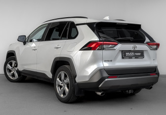 Подержанный автомобиль Toyota RAV4 2021 года (7 фото)