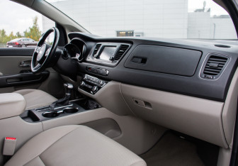 Подержанный автомобиль Kia Carnival 2020 года (13 фото)