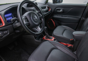 Подержанный автомобиль Jeep Renegade 2017 года (10 фото)
