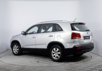 Подержанный автомобиль Kia Sorento 2011 года (7 фото)