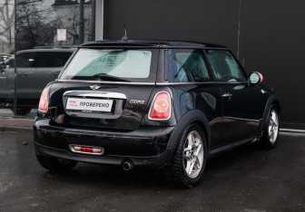 Подержанный автомобиль MINI Hatch 2013 года (4 фото)