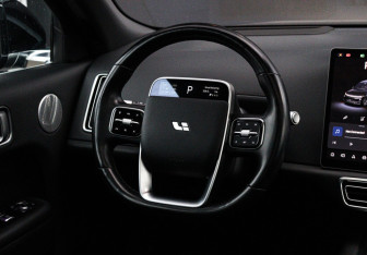 Подержанный автомобиль LiXiang L9 2024 года (20 фото)