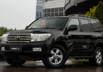 Подержанный автомобиль Toyota Land Cruiser Suv 2010 года (21 фото)