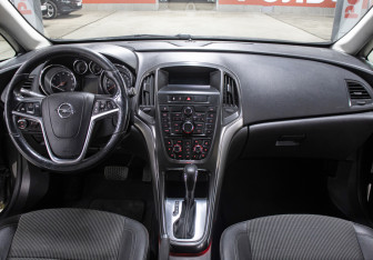 Подержанный автомобиль Opel Astra Hatchback 2011 года (14 фото)