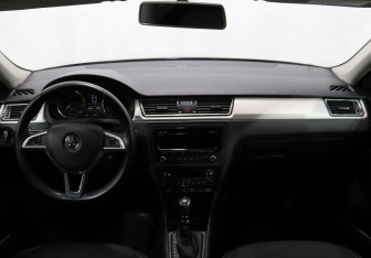 Подержанный автомобиль Skoda Rapid Liftback 2014 года (15 фото)