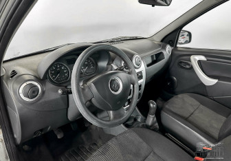 Подержанный автомобиль Renault Logan Sedan 2013 года (6 фото)