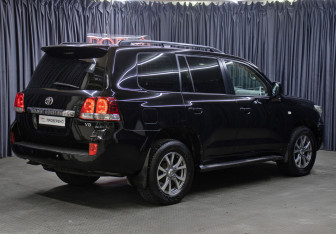 Подержанный автомобиль Toyota Land Cruiser Suv 2008 года (5 фото)