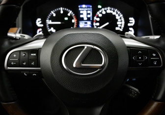 Подержанный автомобиль Lexus LX 2016 года (9 фото)