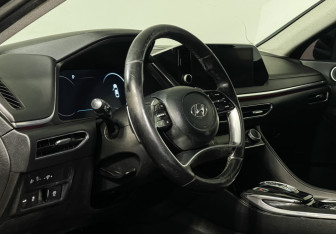 Подержанный автомобиль Hyundai Sonata 2022 года (13 фото)