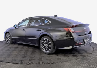 Подержанный автомобиль Hyundai Sonata 2022 года (7 фото)