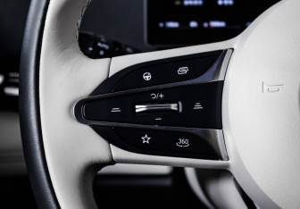 Подержанный автомобиль Voyah Dream 2025 года (28 фото)