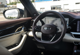 Подержанный автомобиль Geely Monjaro 2023 года (10 фото)